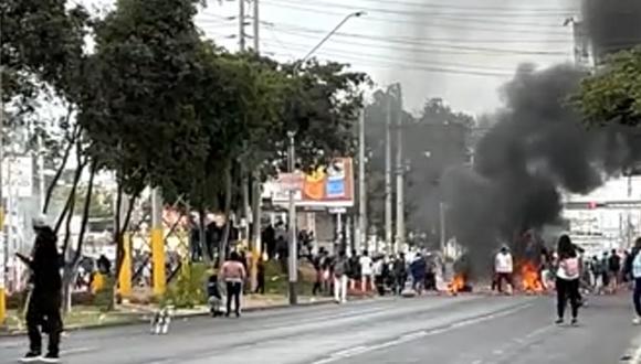 Manifestantes bloquean tramo de la Panamericana Sur en Ica. Foto: América Noticias