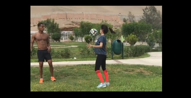 André Carrillo y su novia Suhaila Jad Gómez se divierten dominando el balón.
