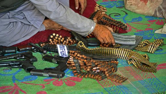 Un vendedor afgano prepara municiones para exhibirlas a la venta mientras espera a los clientes en su tienda en un mercado en el distrito de Panjwai de la provincia de Kandahar, el 4 de setiembre de 2021. (Foto de JAVED TANVEER / AFP).