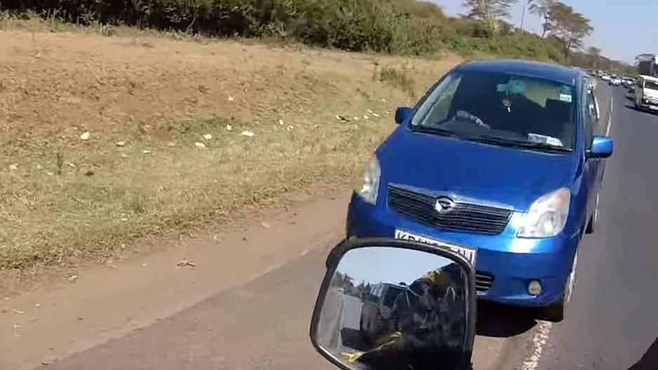 Charly Sinewan es un aventurero español que compartió en un video de YouTube lo complicado que es conducir en Kenia. (Captura: YouTube)