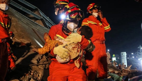 Un niño es rescatado de los escombros de un hotel derrumbado en Quanzhou. (Foto: AFP)