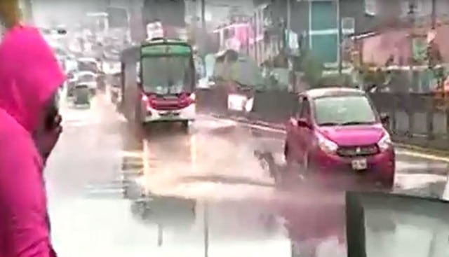 Vehículos atrapados en pistas rotas y alcantarillas sin rejas tras intensa llovizna