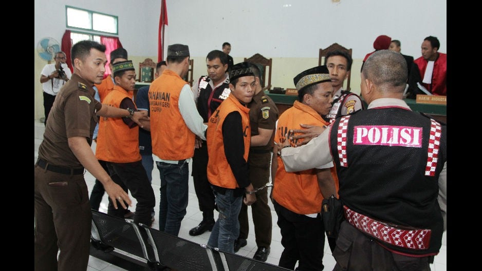 Parlamento de Indonesia endurece penas para violadores de menores.