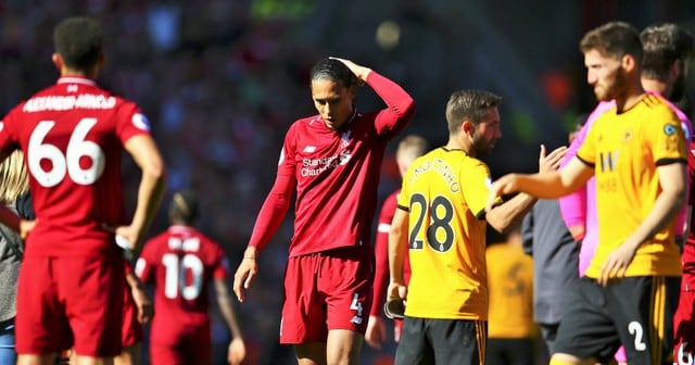 Jugadores de Liverpool no pudieron ocultar la tristeza por perder la Premier League.