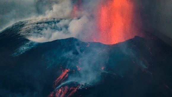 Momento en el que una nueva boca se ha abierto en la parte inferior del cono secundario del volcán de La Palma, de la que sale abundante lava. (Foto: EFE/Ángel Medina G.)