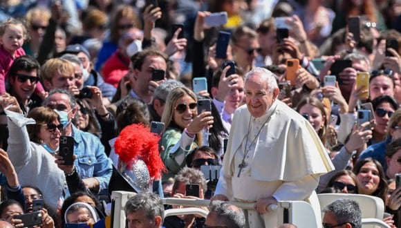 El papa Francisco saluda a los fieles cristianos desde el auto papamóvil después de la misa de Pascua el 17 de abril de 2022 en la plaza de San Pedro en el Vaticano. (Tiziana FABI / AFP).
