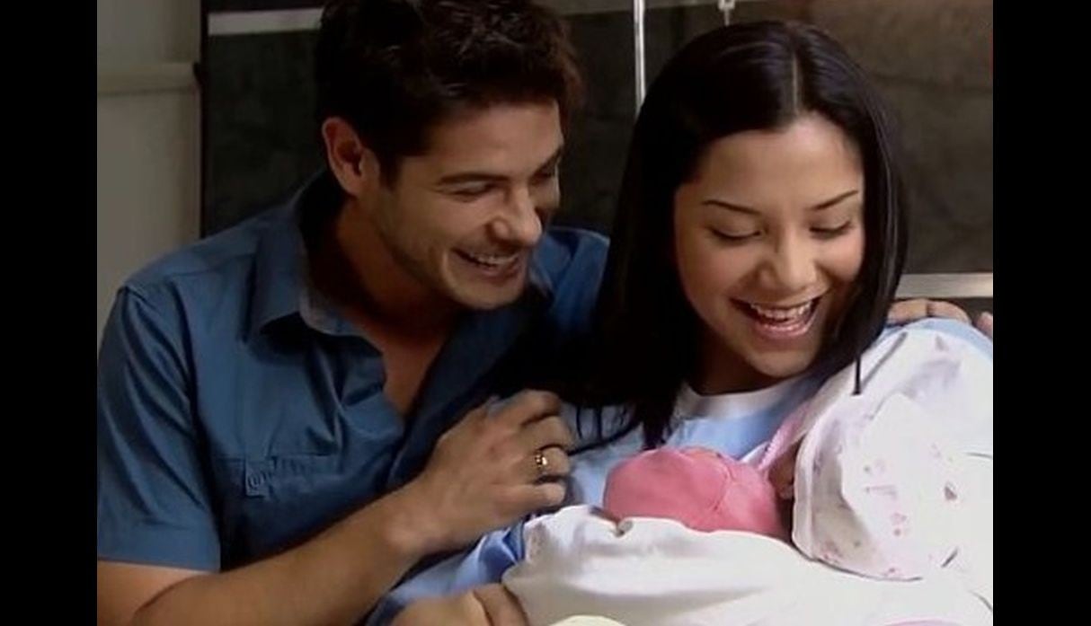 'Nicolás de las Casas' (Andrés Wiese) y 'Grace' (Mayra Couto) junto a su hija 'Nelly Francesa' (Fuente: Al Fondo Hay Sitio | América Televisión)