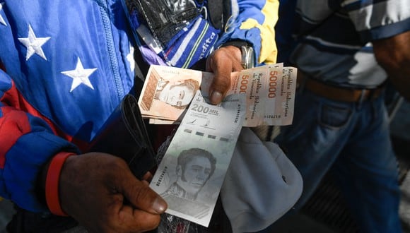 El viernes entra en vigencia una reconversión monetaria en Venezuela, que le quitará ceros a su destruida moneda, el bolívar (Foto: Federico PARRA / AFP)