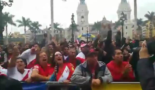 Hinchas celebran en la Plaza de Armas gol de André Carrillo
