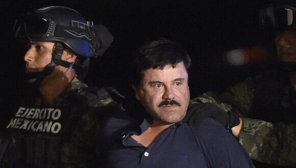 El capo de la droga Joaquín "El Chapo" Guzmán es escoltado a un helicóptero en el aeropuerto de la Ciudad de México el 8 de enero de 2016 luego de su recaptura durante una intensa operación militar en Los Mochis. (Foto: OMAR TORRES / AFP)