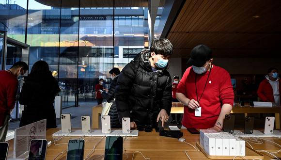 Los teléfonos se exhiben en una tienda Apple en Beijing el 27 de enero de 2022. (Foto de Jade Gao / AFP)