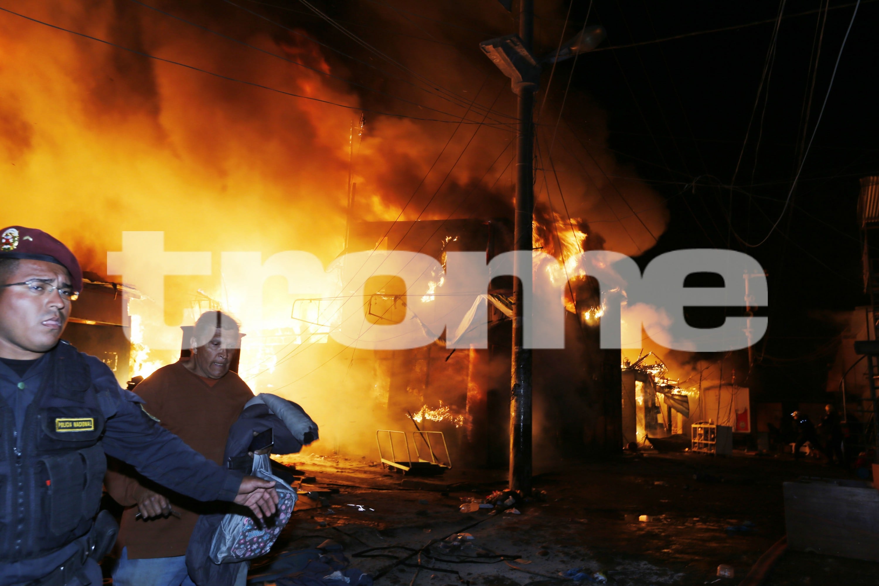 Alrededor de 300 familias shipibo-konibo quedaron en la calle tras el incendio que consumió sus viviendas durante la madrugada en Cantagallo. (Fotos: Trome)