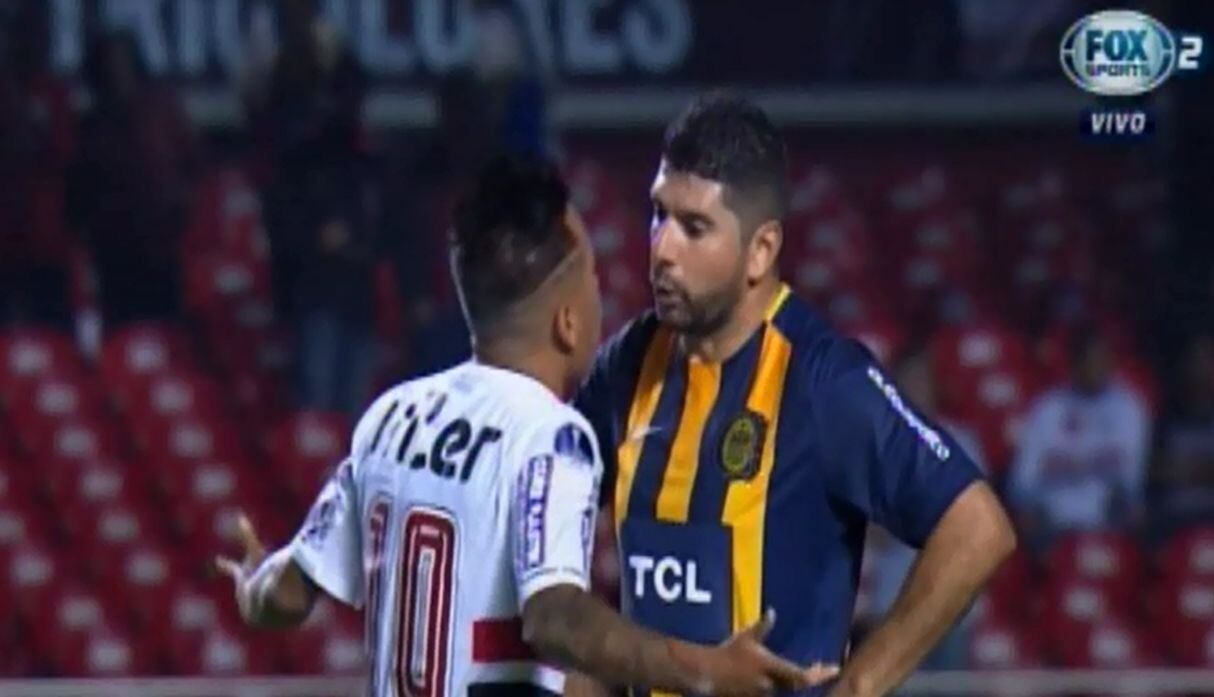 Christian Cueva y Néstor Ortigoza discutieron en el Sao Paulo vs   Rosario Central. (Captura: Fox Sports)