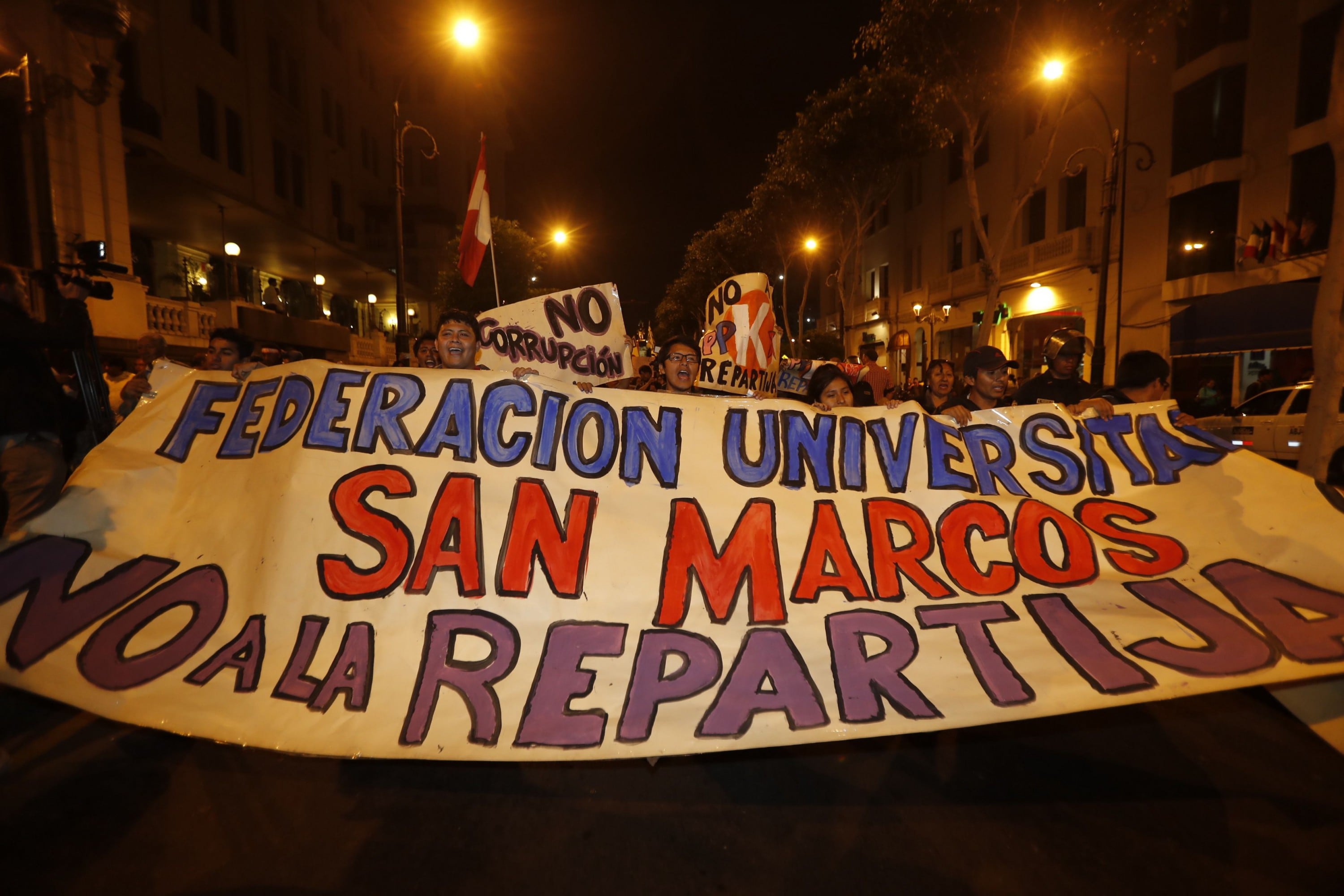 Decenas de estudiantes universitarios tomaron las calles de Lima para hacer sentir su protesta.