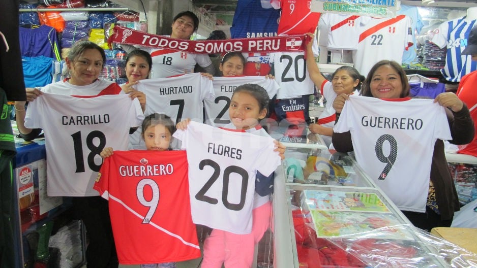 Hinchas alentarán de rojo y blanco a la Selección Peruana. Salen camisetas, polos, gorras, chalinas y hasta  ‘bebecreces’ con los colores de la blanquirroja. (Fotos: Isabel Medina / Trome)