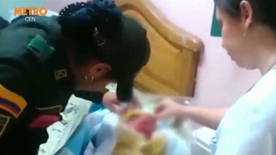Una policía amamantó a una bebé recién nacida. (Captura YouTube)