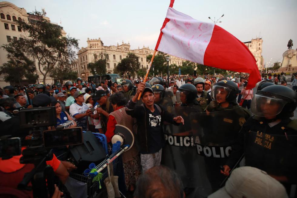 Manifestantes en contra del gobierno se reunieron frente a la Plaza San Martín y fueron reprimidos por efectivos policiales hasta el cruce del jirón Camaná con Nicolás de Piérola. Foto: jorge.cerdan/@photo.gec