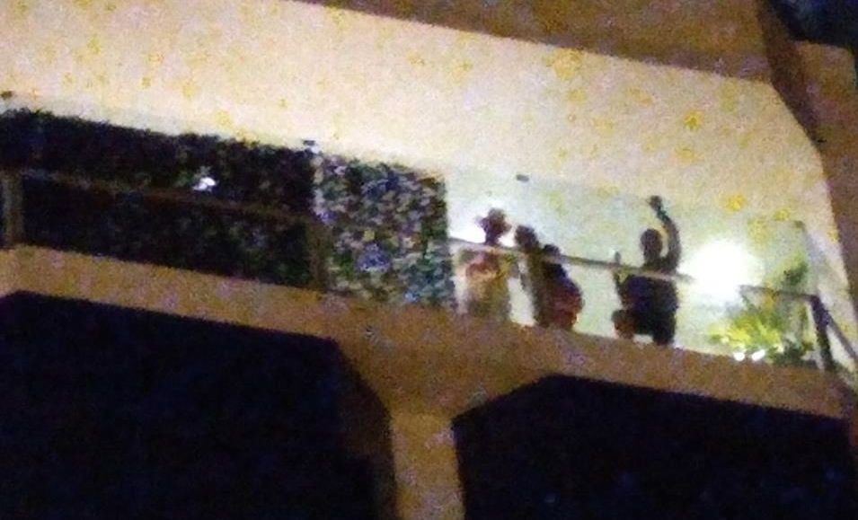 Luis Miguel salió a saludar a sus fans desde su hotel en Miraflores