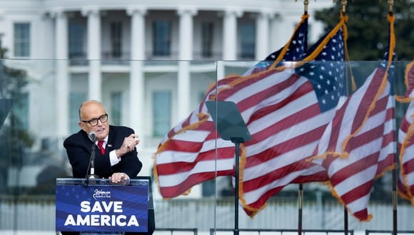 El exasesor legal principal de Donald Trump dio un discurso en enero en el parque The Ellipse, en Washington DC, frente a una multitud de personas que apoyan la victoria electoral de Joe Biden. (Foto: AFP)