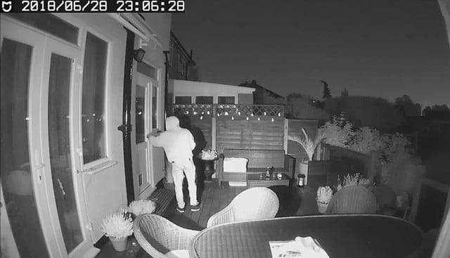 Atrapan a un ladrón de casas tras comer vasos de helado en las casas que robaba. Ocurrió en el Reino Unido. (Bedfordshire Police / Facebook)