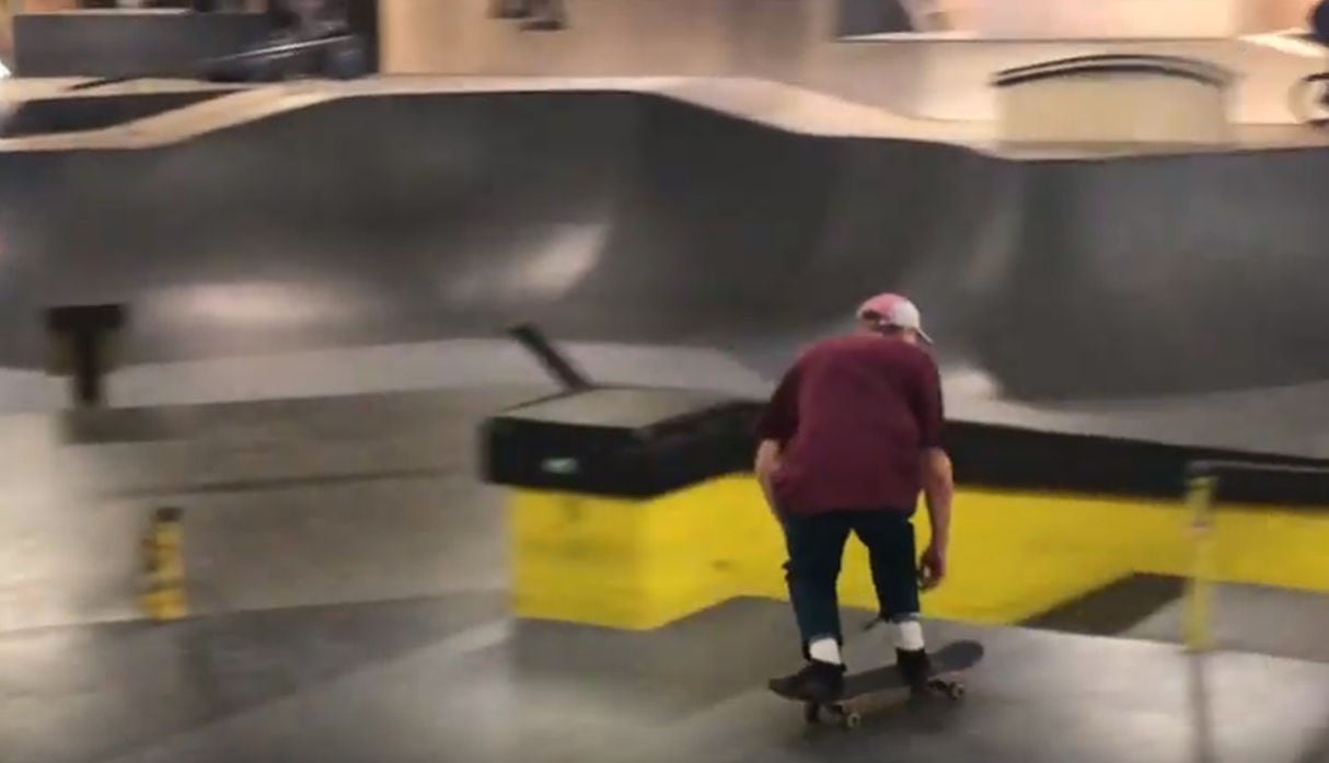 El muchacho sentía mucha confianza en su habilidad con el skate. (YouTube: Caters Clips)