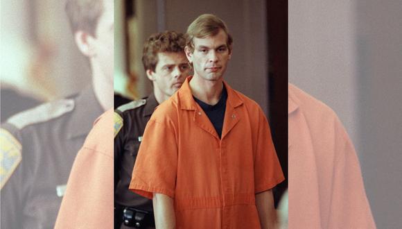 El presunto asesino en serie Jeffrey L. Dahmer ingresa a la sala del tribunal del juez Jeffrey A. Wagner el 6 de agosto de 1991. (Foto de EUGENE GARCIA / AFP POOL / AFP)