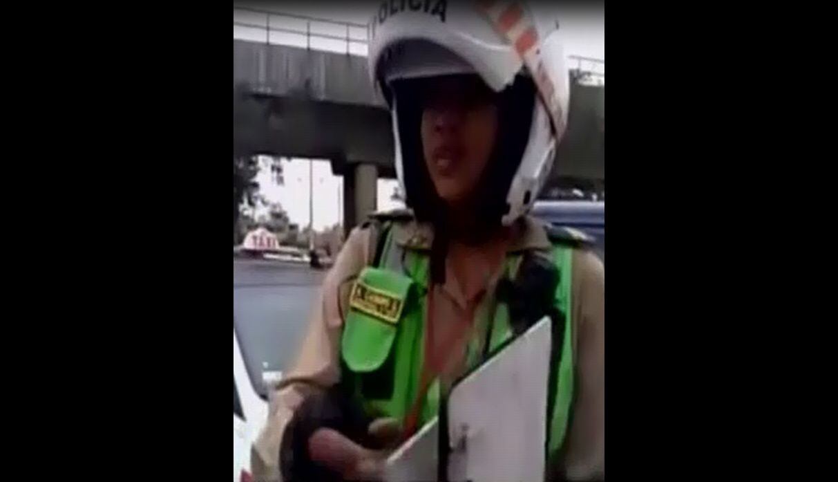 Mujer policía rompe placa de tecnopor en operativo y conductores informales intentan amedrentarla. Foto: Captura de América Noticias