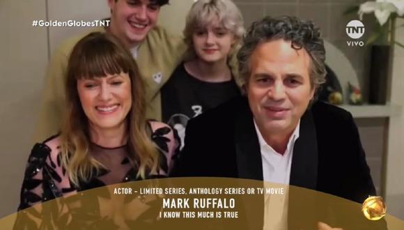Mark Ruffalo junto a su familia tras ganar en los Golden Globes 2021. (Foto: Captura TNT)