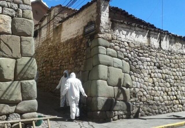 Cusco: Especialistas buscan restaurar muro inca que fue quemado por desadaptados. (Foto: Andina)