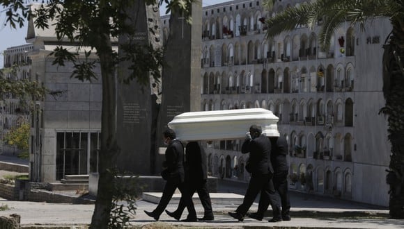 La cantidad de fallecidos por COVID-19 aumentó este martes. (Foto AP / Martin Mejia).