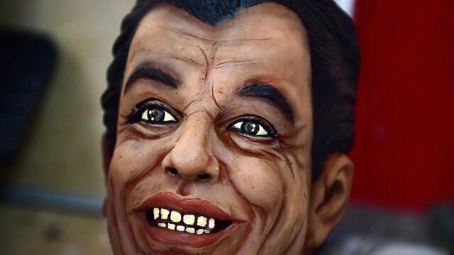 Algunas de las máscaras de Juan Gabriel muestran como lucía el mexicano antes de morir. Foto: AFP