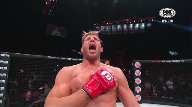 Jake Hager no pasó apuros en su debut en el MMA. (Captura Fox Sports)