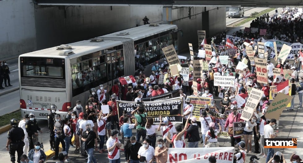 Trabajadores de casinos y tragamonedas realizaron marcha en protesta por las nuevas restricciones dispuestas para su sector debido a la pandemia. (Trome / Jessica Vicente / GEC)