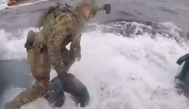 Dramáticas imágenes de la Guardia Costera de EE.UU. interceptando a submarino narco. (Foto: Captura)