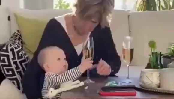 Un video viral muestra cómo una mujer evitó que una copa de vidrio se caiga en vez del bebé que cuidaba. | Crédito: @CulturedRuffian / Twitter.