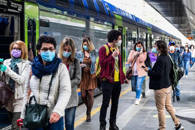 Los pasajeros llegan de los trenes regionales a la estación de tren de Cardona el 4 de mayo de 2020 en Milán, cuando Italia comienza a aliviar su bloqueo, durante el bloqueo del país destinado a frenar la propagación de la infección COVID-19, causada por el nuevo coronavirus. (Foto: AFP/Miguel Medina)
