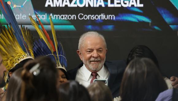 El presidente electo de Brasil, Luiz Inacio Lula da Silva (centro), asiste a una discusión sobre la selva amazónica en la conferencia climática COP27 en la ciudad turística de Sharm el-Sheikh, en el Mar Rojo, en Egipto, el 16 de noviembre de 2022. (Foto de JOSEPH EID / AFP)