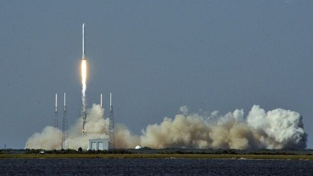 Cohete espacial explota durante lanzamiento en Cabo Cañaveral. (AFP)