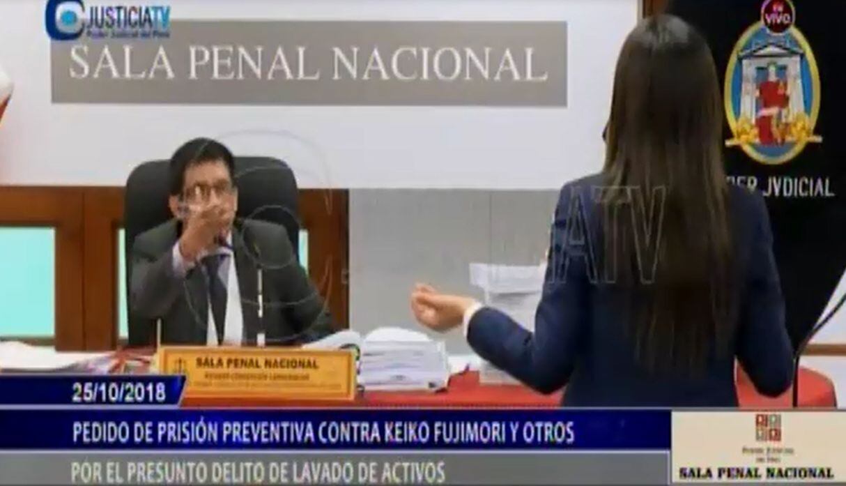Giuliana Loza, abogada de Keiko Fujimori, y el juez Richard Concepción Carhuancho se pelearon en audiencia. (Capturas: Justicia TV)