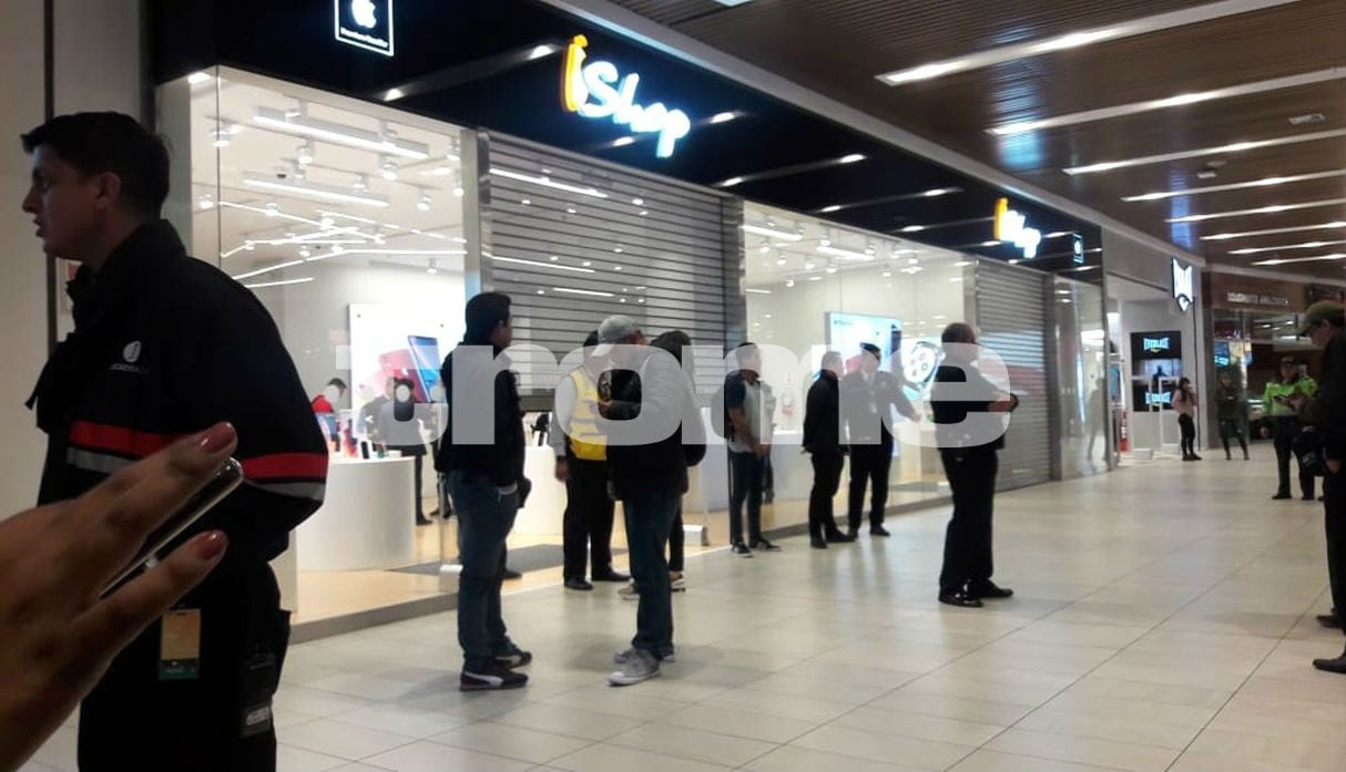 Ladrones armados entran a tienda de electrónica del Jockey Plaza y arrasan con todo a plena luz del día. Foto: Mónica Rochabrum