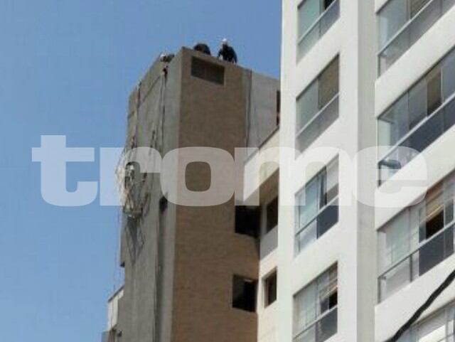 Dos obreros casi pierden la vida al quedar colgados de un andamio en lo alto de un edificio en Miraflores. (Mónica Rochabrum)