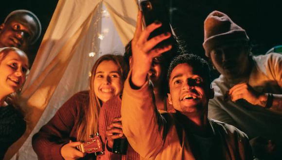 La cámara frontal de tu celular tiene diversos beneficios para tener un buen selfie grupal. (Foto: Pexels)