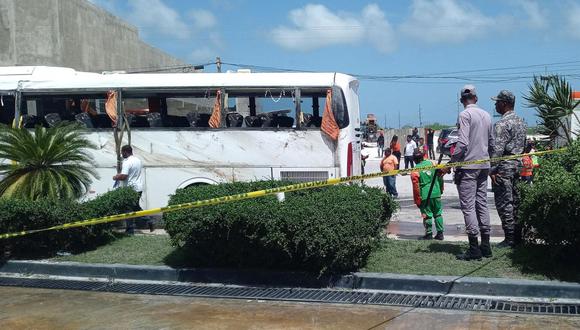 El autobús donde viajaban turistas de los cuales al menos 3 personas murieron y una veintena resultaron heridas varias de gravedad,   en Punta Cana (República Dominicana). (Foto de EFE/Andrea Nava)