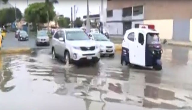Desborde del río Surco inunda viviendas y negocios. Foto: Captura de pantalla de América Noticias