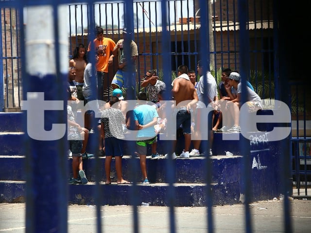 Barristas hieren de dos balazos a niño en Chorrillos