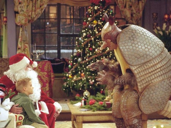 Friends: ‘The One With The Holiday Armadillo’ (Capítulo 7, temporada 10)
Ross no consigue un disfraz navideño para sorprender a Ben, por lo que termina por invitar un nuevo personaje: ‘The Holiday Armadillo’.