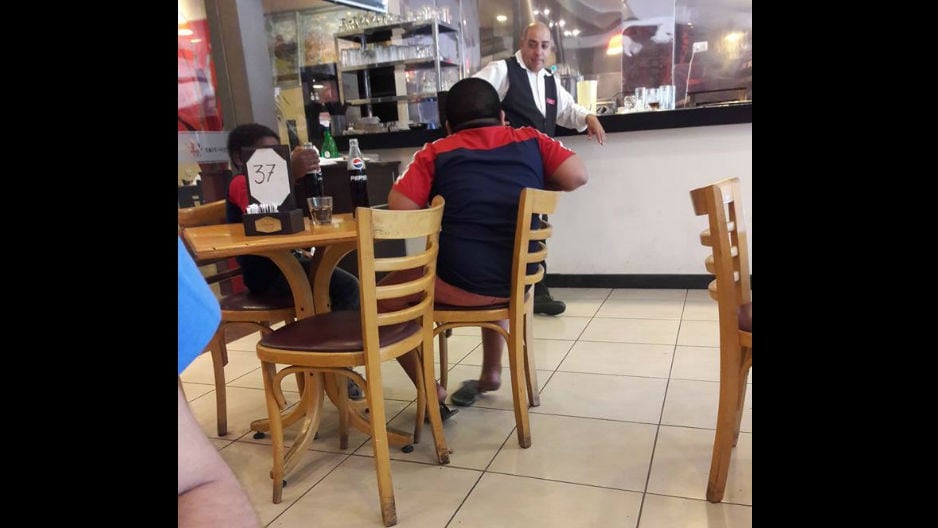 Dio de comer a niños de la calle en su restaurante en Argentina. (Facebook)