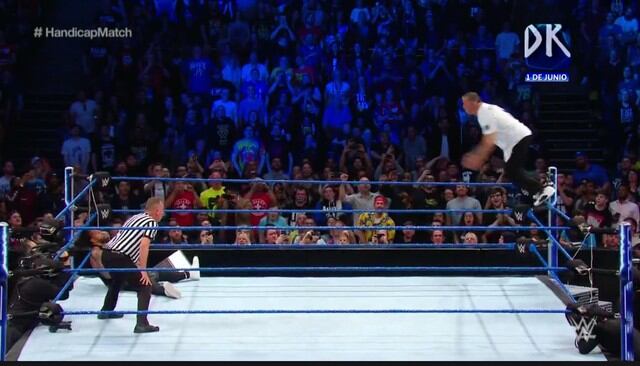 Shane McMahon utilizó su mejor movimiento. (Captura: Fox Sports 3)