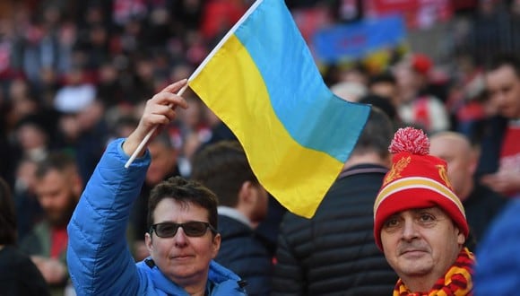 En Inglaterra, los hinchas también se solidarizaron con Ucrania. Foto: EFE/Marca.