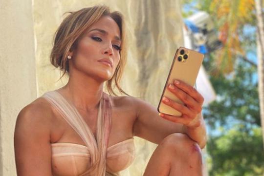 Jennifer Lopez compartió una serie de imágenes en el descaso de su nueva película 'Shotgun Wedding' que asombraron a sus seguidores. (Foto: @jlo / Instagram)